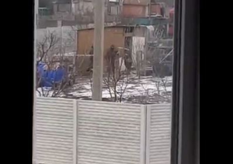  [wideo] Tak wygląda armia „mocarstwa”. Głodni rosyjscy żołnierze kradną kury z ukraińskiego gospodarstwa