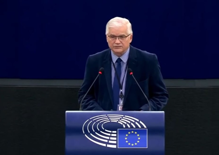 Włodzimierz Cimoszewicz przemawiający w Parlamencie Europejskim „Rezolucję PE poparło czterech byłych premierów. Atakują Ojczyznę w chwili największego zagrożenia”