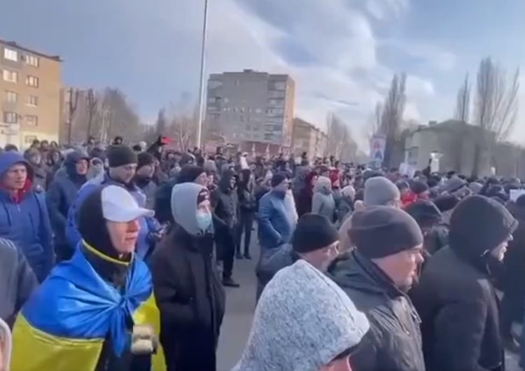 Wiec mieszkańców Melitpola Rosjanie mieli porwać mera ukraińskiego miasta. Mieszkańcy protestują w jego obronie