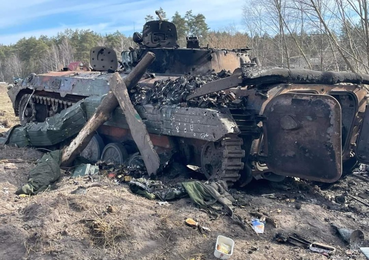 Zniszczony rosyjski pojazd pancerny Brytyjski marszałek: Obecność generałów na froncie sugeruje, że sprawy dla Rosji idą źle