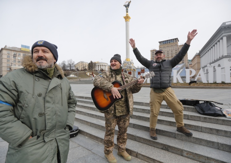 Ukraińscy artyści grają w centrum Kijowa Doradca Zełenskiego: wojska rosyjskie pod Kijowem rozbite