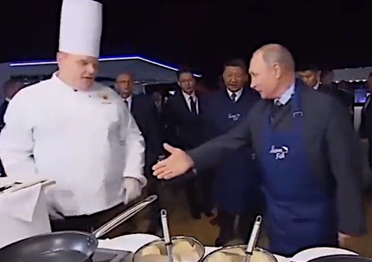 Kucharz nie chce uścisnąć ręki Władimirowi Putinowi Oni nie podali ręki Putinowi. Wymowny film Anonymous [WIDEO]