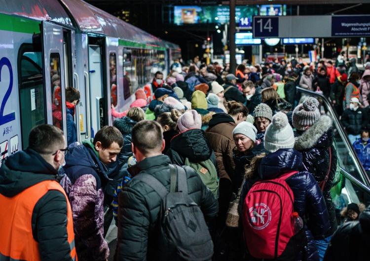 Specjalny pociąg dla uchodźców Niemcy poprosili Polskę o wstrzymanie pociągów ewakuujących uchodźców?!
