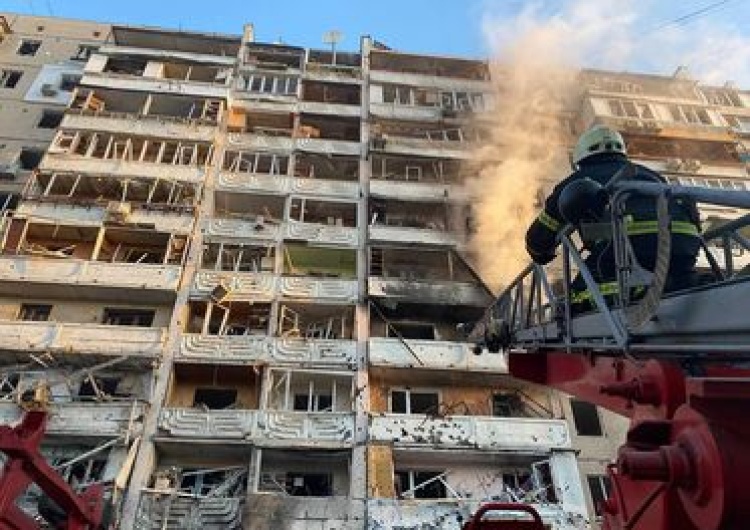 Zniszczenia w Kijowie Pożar w bloku w Kijowie po rosyjskim ostrzale [wideo]