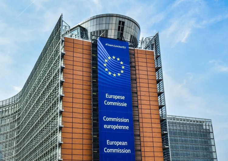 budynek Komisji Europejskiej „KPO będzie wypłacone. Amerykanie rozpoczęli demerkelizację i deputinizację Europy”