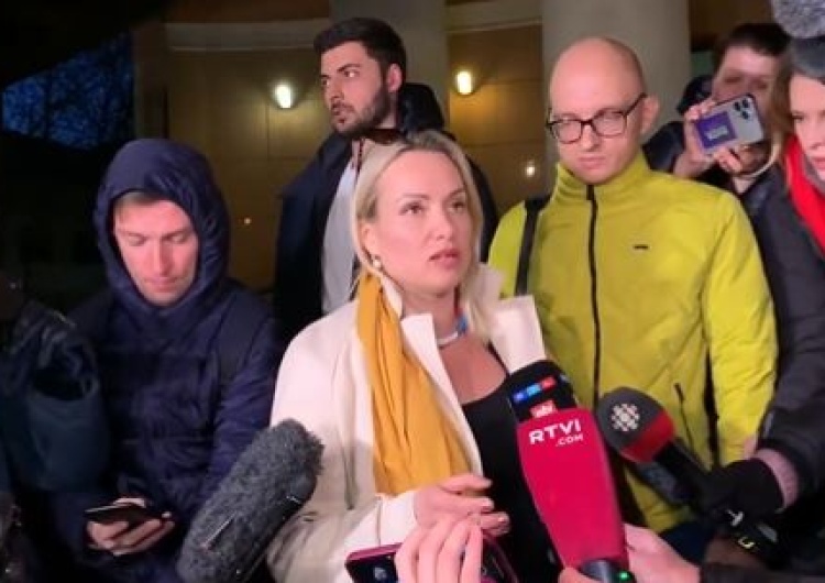 Marina Owsiannikowa [wideo] Rosja: Dziennikarka protestująca na wizji przeciw wojnie na Ukrainie ukarana… grzywną? Konsternacja w sieci