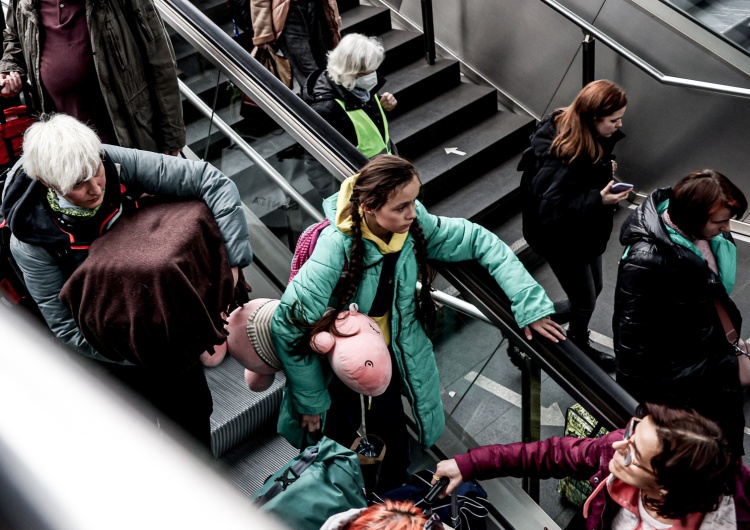 Ukraińscy uchodźcy na dworcu kolejowym w Berlinie, Niemcy, 15 marca 2022 r. Niemcy: 18-letnia Ukrainka zgwałcona w ośrodku dla uchodźców