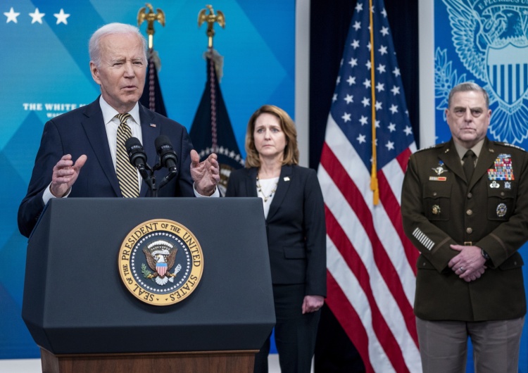 Joe Biden  „To pozwoli ukraińskiemu wojsku nadal powstrzymywać samoloty i śmigłowce”. USA wysyłają Ukrainie więcej sprzętu