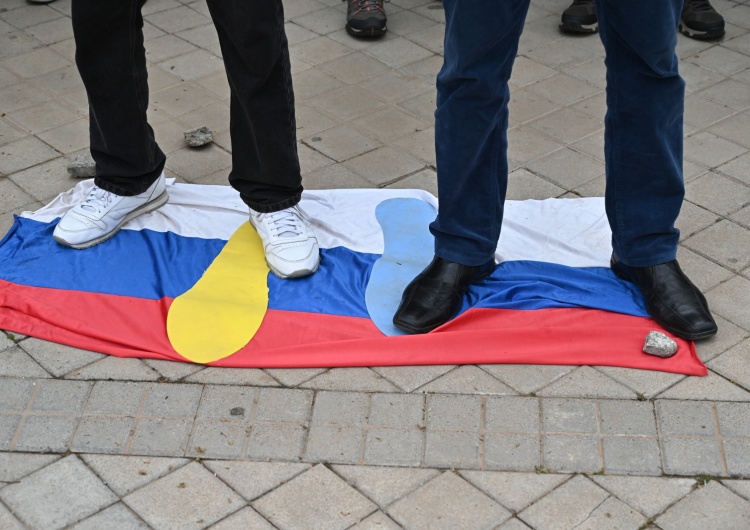 Protest przeciwko rosyjskiej inwazji na Ukrainę w pobliżu ambasady Rosji w Madrycie, Hiszpania, 19 marca 2022 r. „Odpowiedź jest gotowa z góry: pier**l się”. Tak władze Mariupola odpowiedziały Rosjanom na ultimatum
