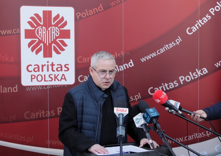 ks. Marcin Iżycki, dyrektor Caritas Polska Caritas zebrała 83 mln zł na pomoc dla Ukrainy