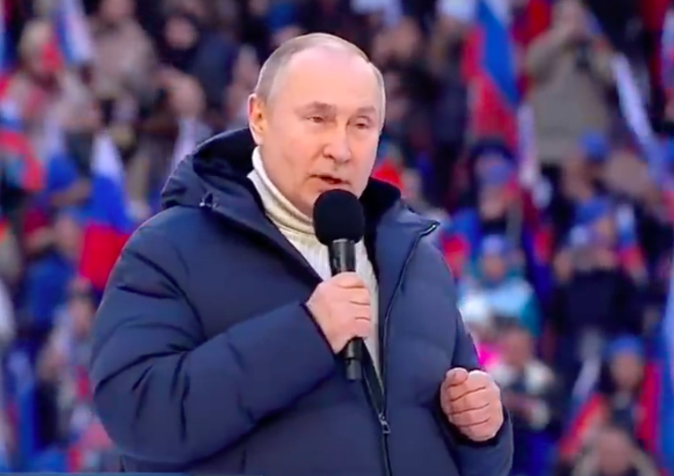  Co Rosjanie zrobili z flagami po propagandowym wiecu Putina? To zdjęcie obiegło sieć [FOTO]