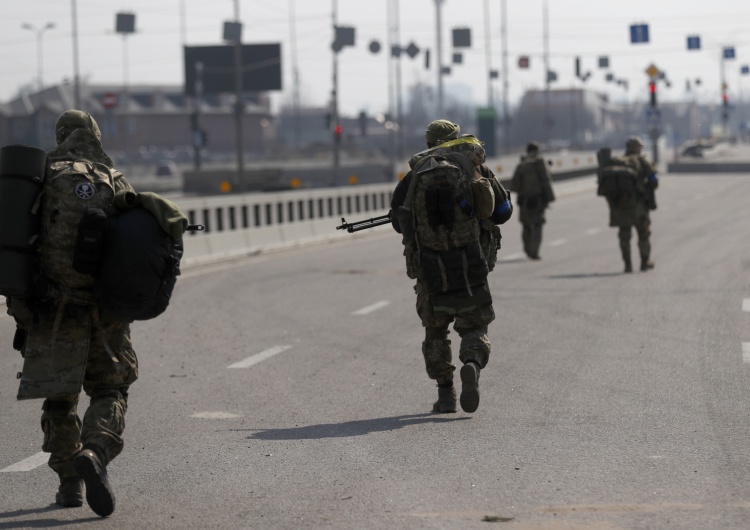  Ukraińscy żołnierze patrolują przedmieścia Kijowa Nawet 10 tys. rosyjskich żołnierzy otoczonych przez Ukraińców? „Byłaby to największa porażka Rosjan”