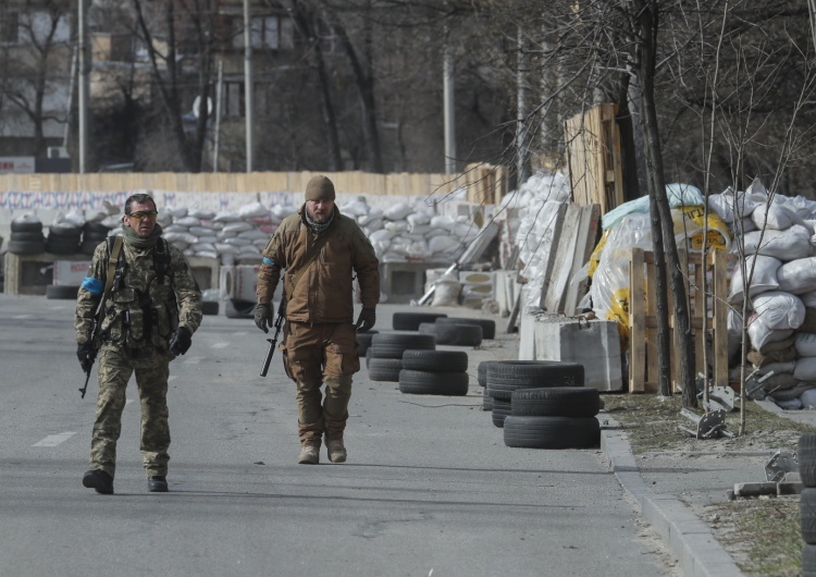 Żołnierze Ukraińskiej Obrony Terytorialnej patrolują w Kijowie, 28 marca 2022 r. Pentagon: Nie widzimy znaczącego wycofania wojsk spod Kijowa, nikt nie powinien się na to nabrać