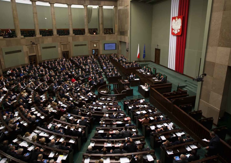 Sejm [najnowszy sondaż] PiS notuje wzrost i powiększa przewagę nad PO. Potężny spadek Lewicy