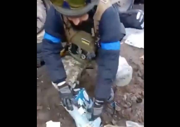  Ukraińcy pokazują, co znaleźli w rosyjskim czołgu. „Jaka «wielka armia» tak postępuje?” [WIDEO]
