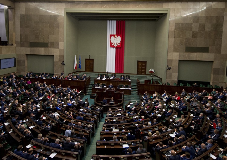 Sejm PiS blisko samodzielnej większości w Sejmie, KO daleko w tyle [najnowszy sondaż]