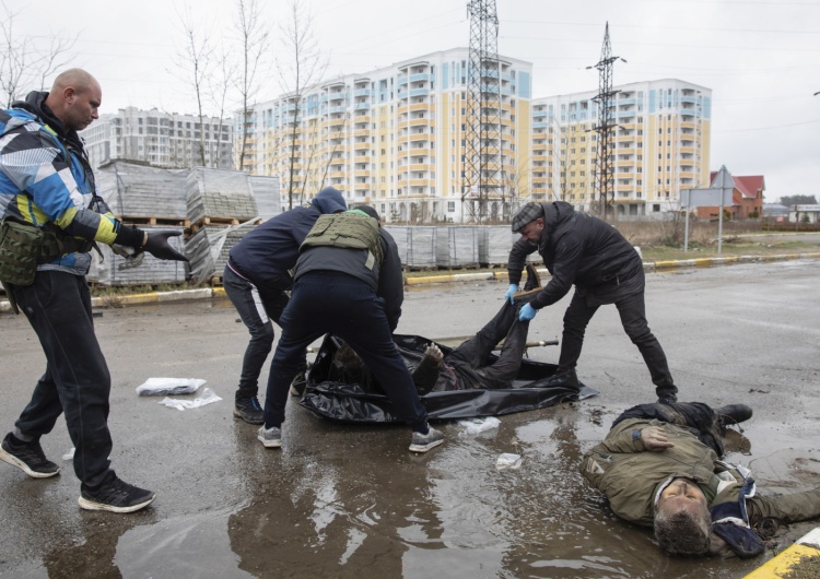 Ukraińcy zbierają ciała zabitych w Buczy Ukraiński dziennikarz gorzko: Niemcy, jak to jest płacić za ludobójstwo? Ta kobieta miała breloczek UE [FOTO]