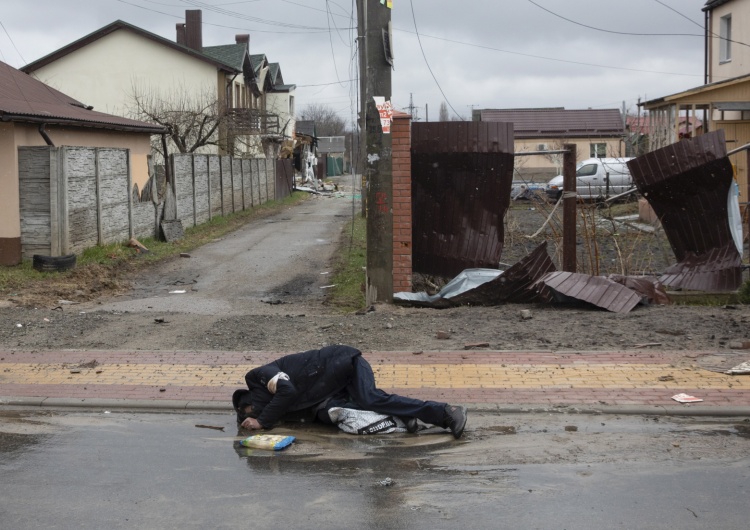 Ciała odnalezione przez Ukraińców w Buczy To zdjęcie mówi wszystko. Prezydent Zełenski na widok tego co Ukraińcy odnaleźli w Buczy [FOTO]