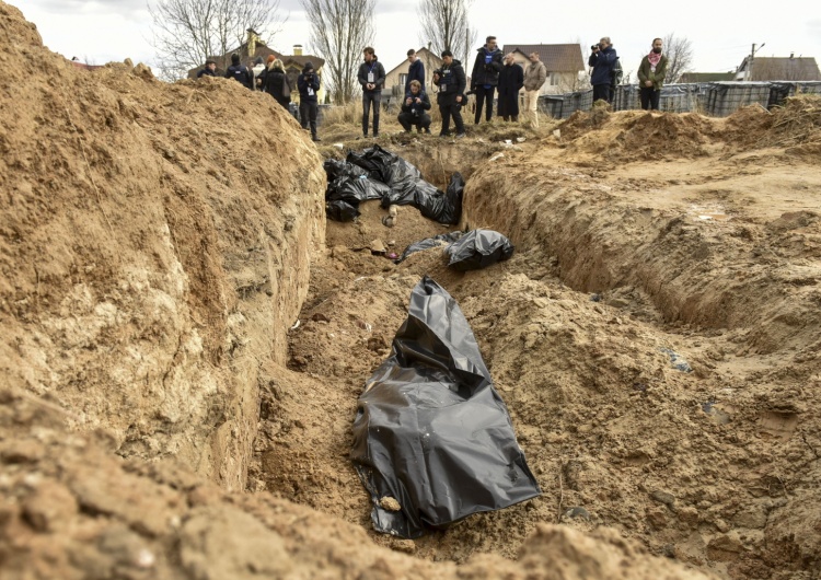 Ciała cywilów w plastikowych workach w masowym grobie w Buczy, Ukraina, 4 kwietnia 2022 r. 