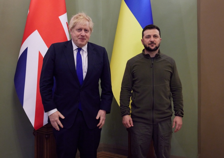 Boris Johnson, Wołodymyr Zełenski Premier Johnson: Wielka Brytania przekaże Ukrainie 120 pojazdów opancerzonych i pociski przeciwokrętowe