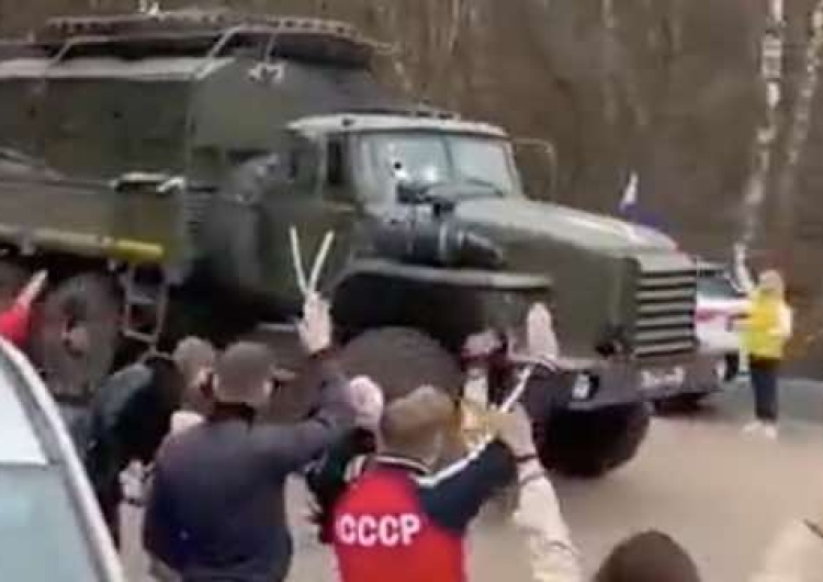  Tak Rosjanie żegnają jadących na wojnę z Ukrainą żołnierzy [WIDEO]