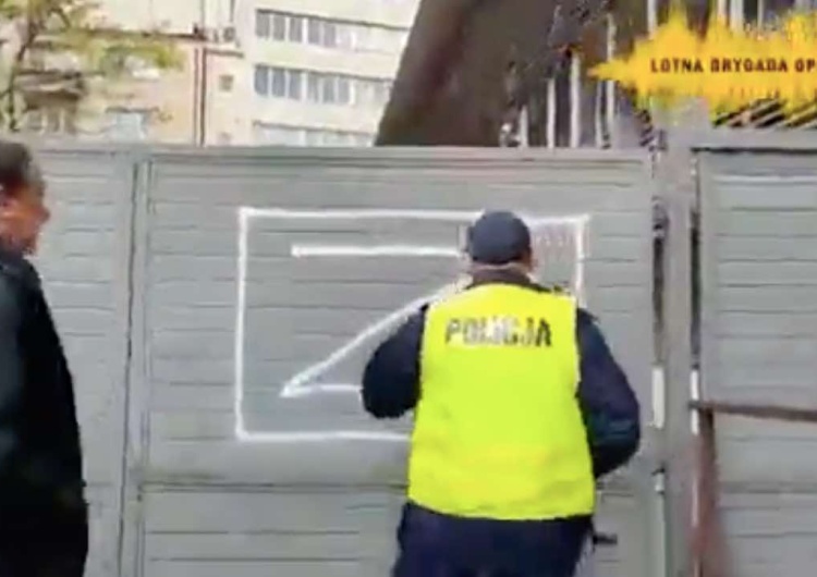  W rocznicę katastrofy smoleńskiej namalowali symbol rosyjskiej inwazji przed siedzibą PiS [WIDEO]