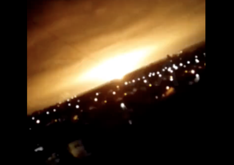  [wideo] Potężny wybuch na lotnisku pod Chersoniem. „Rosja intensyfikowała rozmieszczenie tam samolotów, czołgów i ciężarówek”