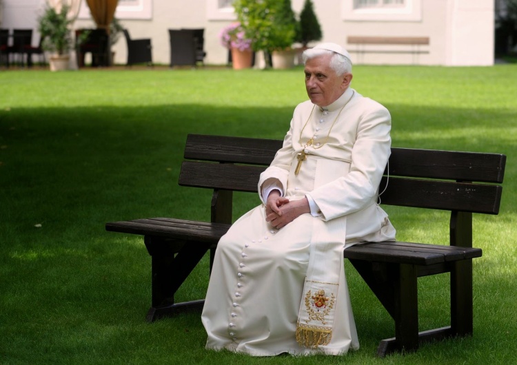 Benedykt XVI Emerytowany papież Benedykt XVI kończy 95 lat