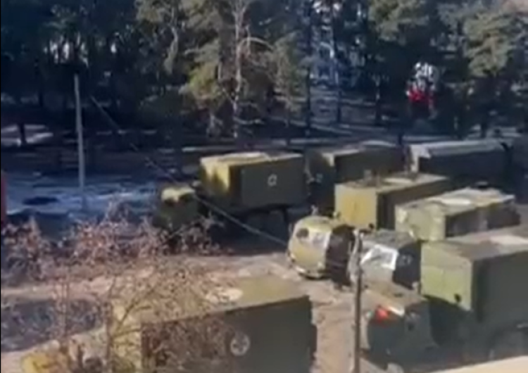 Ciężarówki rosyjskiej armii Władze Ukrainy: Rosjanie masowo wywożą ciała poległych ciężarówkami. Niepowodzenie nowej ofensywy?
