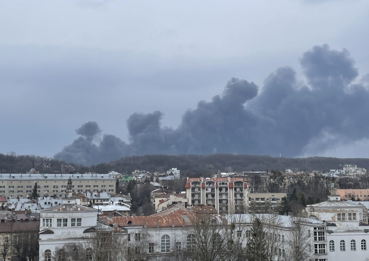 Dym nad Lwowem po bombardowaniu Ukraiński milioner poprosił o zbombardowanie własnej willi. Podał jeden powód [WIDEO]