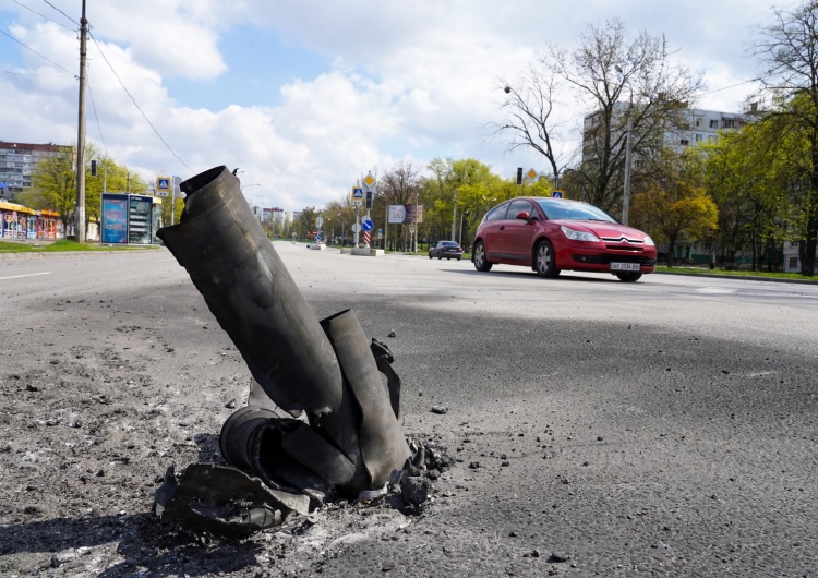 Pozostałości rosyjskiego pocisku wbite w nawierzchnię jezdni w Charkowie Niemiecki pułkownik: To decydująca faza wojny. Wojskowy tłumaczy, co powinna zrobić Ukraina
