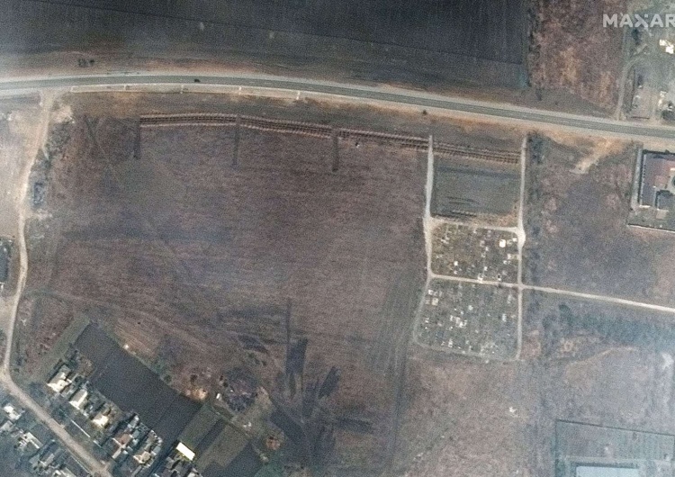  300-metrowa zbiorowa mogiła koło Mariupola. Szokujące zdjęcia satelitarne [FOTO]
