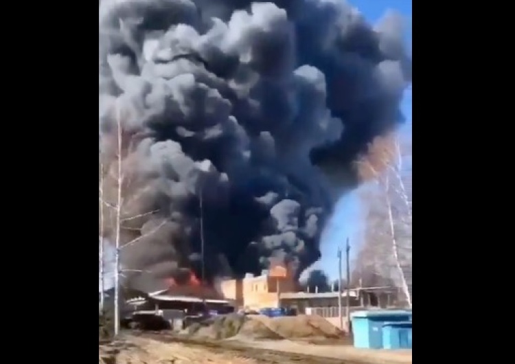  Kolejny duży pożar w Rosji. Gęsty czarny dym unosi się nad fabryką [WIDEO]