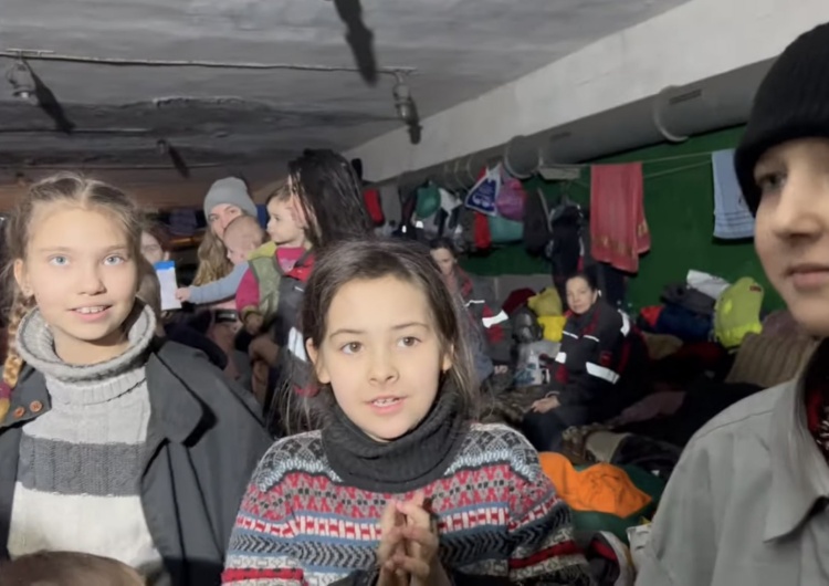 Dzieci w ruinach Azowstal „Nie ma przeszkód”. Jest szansa na ewakuację cywilów z Azowstalu?