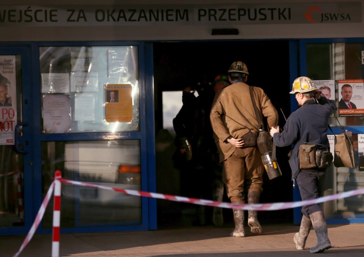 Ratownicy podczas akcji poszukiwawczej na terenie kopalnii Borynia-Zofiówka, 26 kwietnia 2022 r. Zakończyła się akcja poszukiwawcza w Zofiówce. Ostatni z górników wywieziony na powierzchnię