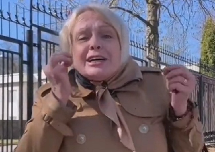 Zdarzenie miało miejsce przed rosyjską ambasadą w Sztokholmie „Ukrainki to prostytutki”. Rosjanka zaatakowała Ukrainkę pod ambasadą FR w Sztokholmie. Wszystko się nagrało [WIDEO]