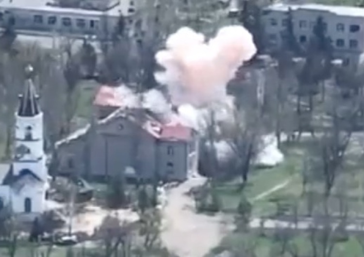  Ukraiński dron wypatrzył pojazd wroga. Precyzyjne uderzenie [WIDEO]