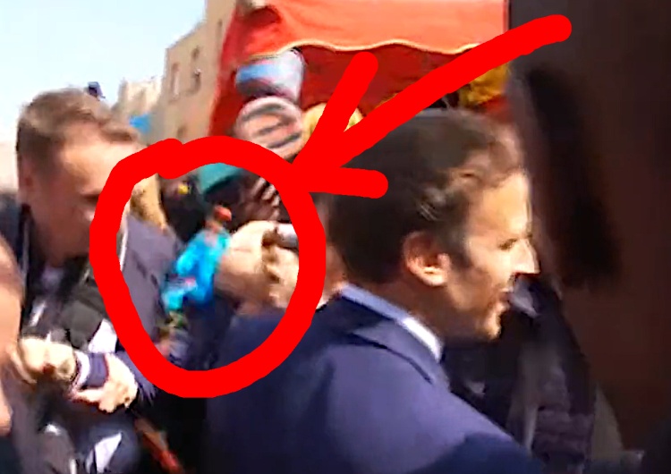 Emmanuel Macron na wiecu w Cergy Kiepski początek drugiej kadencji Macrona. Został zaatakowany pomidorami na powyborczym wiecu [VIDEO]