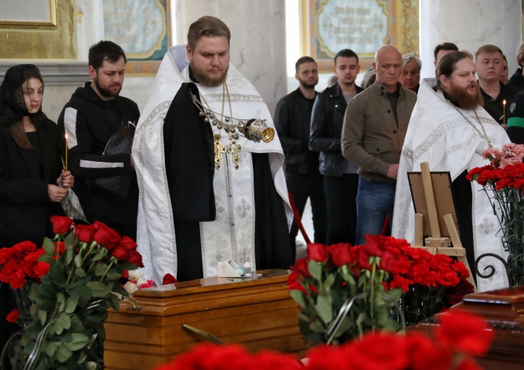 Ukraina - pogrzeb ofiar ataku Departament Stanu USA: Ukraińscy żołnierze chcieli się poddać. Rosjanie ich rozstrzelali 