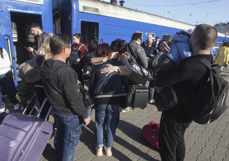 Ukraińscy uchodźcy wsiadają do pociągu do Polski Andrew A. Michta: Unio, czas najwyższy na realne pieniądze dla Polski. Od inwazji minęły ponad 2 miesiące