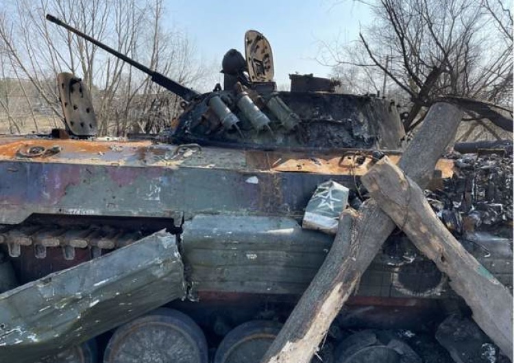 Zniszczony rosyjski czołg na terenie Ukrainy 
