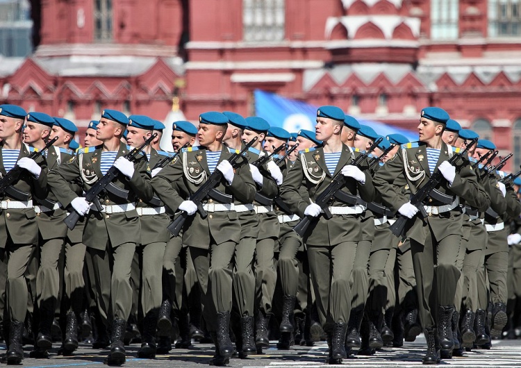 Rosyjscy żołnierze z jednostek desantowych Brytyjski sekretarz obrony: 9 maja Putin może ogłosić 