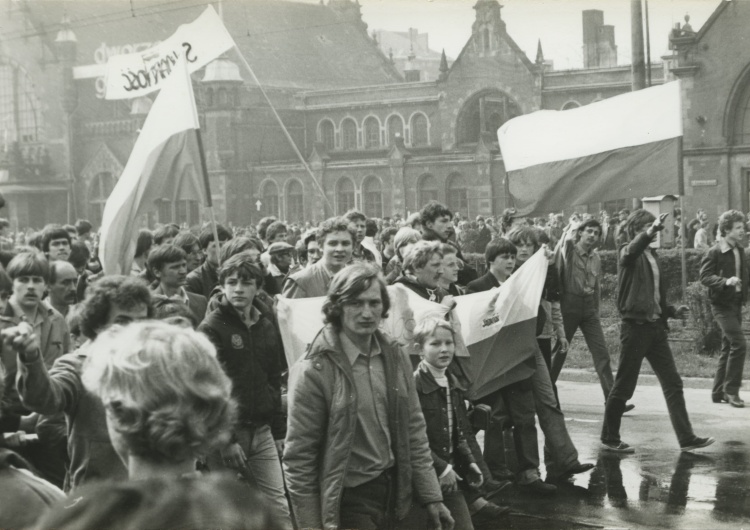 Demonstranci przed Dworcem Głównym PKP w Gdańsku 1 maja 1983 r. 40 lat temu, w święta 1 i 3 maja, doszło do protestów przeciwko reżimowi stanu wojennego