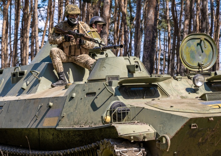 Ukraiński posterunek nieopodal Charkowa - żołnierze Gwardii Narodowej na transporterze opancerzonym MT-LB Niemieckie media: Niemcy zwlekają z przekazaniem Polsce sprzętu w zamian za broń dla Ukrainy