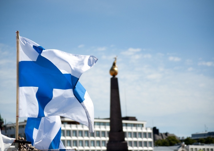 Flaga Finlandii Finlandia obawia się rosyjskiej agresji. Fiński pułkownik przedstawił plan zabezpieczenia państwa