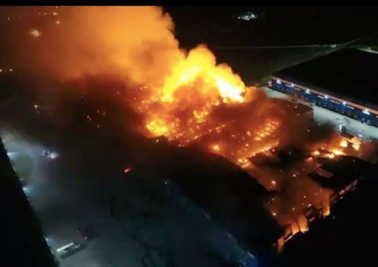  Ogromny pożar pod Moskwą. „Płonie co najmniej 34 tysiące metrów kwadratowych” [WIDEO]