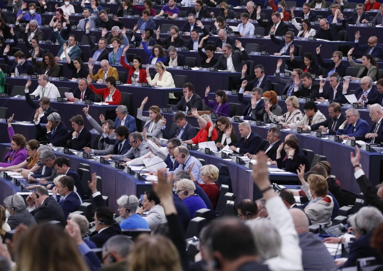  PE przyjął rezolucję ws. Polski. Wzywa KE, by uruchomiła mechanizm „pieniądze za praworządność”
