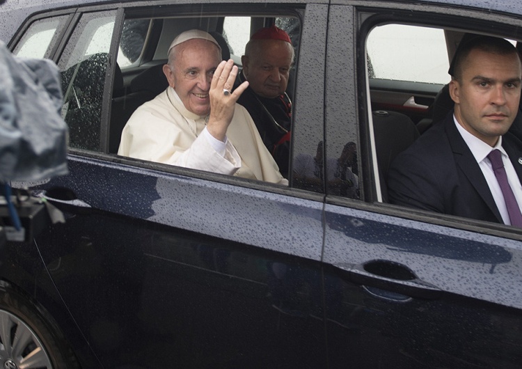 Papież Franciszek Papież Franciszek na wózku inwalidzkim. Problemy zdrowotne narastają