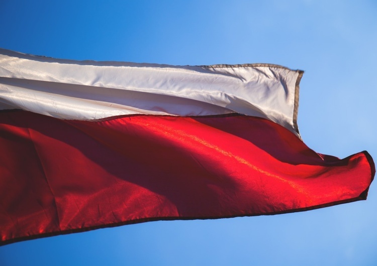 Flaga Polski Popularny angielskojęzyczny profil na Twitterze zapytał 