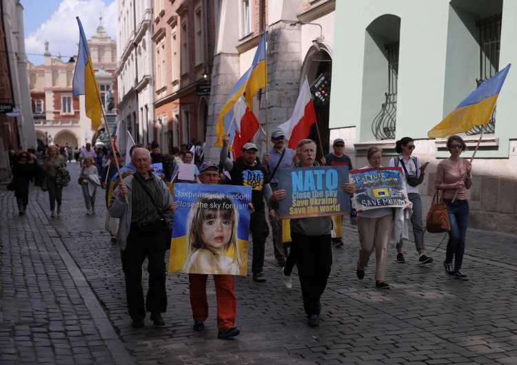 Antywojenny protest ukraińskich uchodźców w Krakowie Policja w Niemczech zakazuje wieszania ukraińskich flag. Ambasador Ukrainy nie kryje swego oburzenia